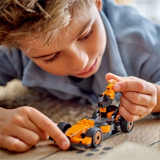 LEGO® City F1®-es pilóta McLaren versenyautóval, minijárművet tartalmazó játékkészlet 60442