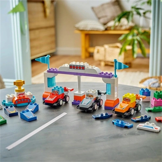 LEGO® DUPLO® Városi kalandok F1® versenyautók és pilóták, építőjáték a családi szórakozáshoz 10445