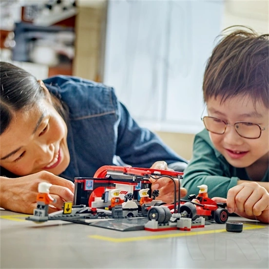 LEGO® F1®-es boxutca és személyzet, Ferrari autóval, versenyautós játék 60443