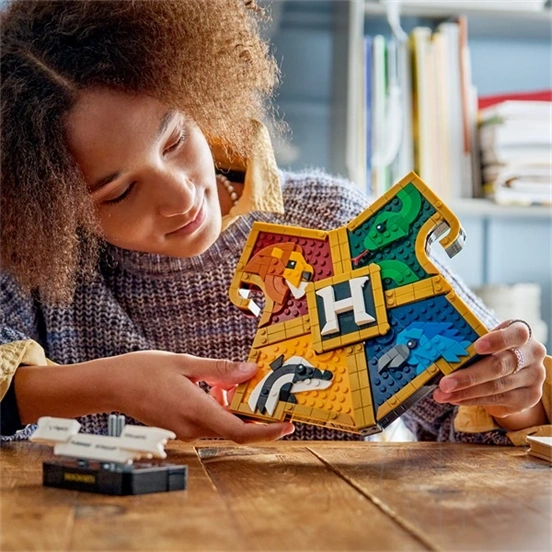 LEGO® Harry Potter™ A Roxfort címere 76462