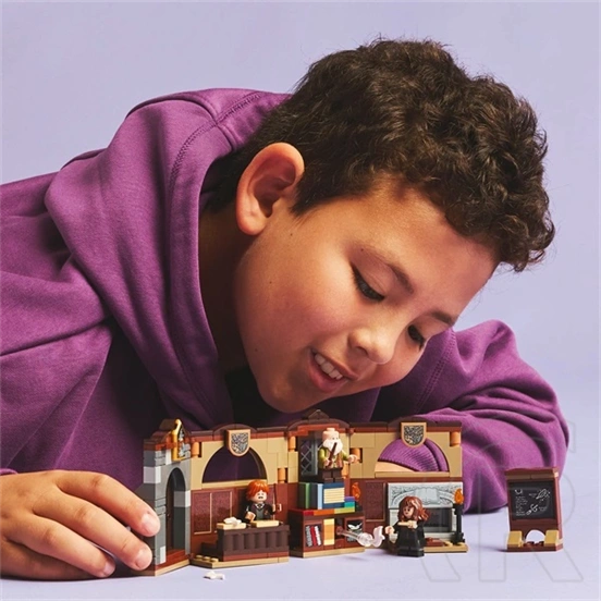 LEGO® Harry Potter™ Roxfort™ kastély: Bűbájtanóra, varázslójáték gyermekeknek 76442