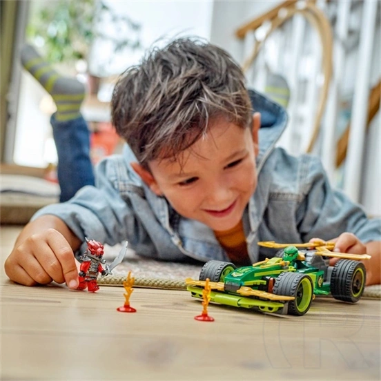 LEGO® NINJAGO® Lloyd hátrahúzhatós versenyautója, történetmesélős játékszett 71828