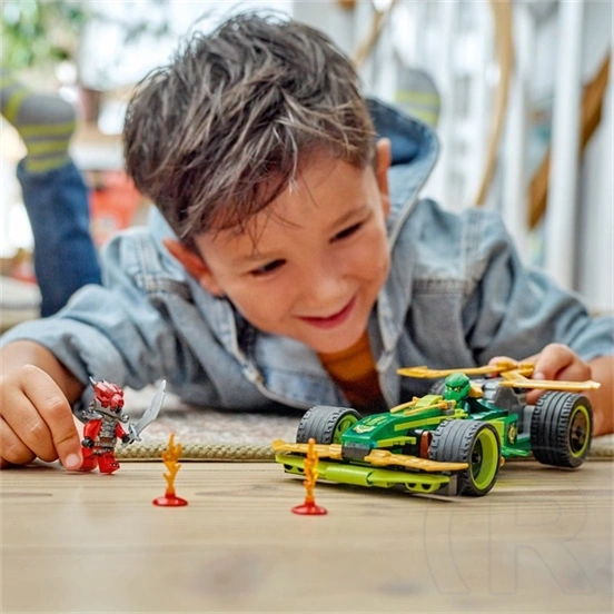 LEGO® NINJAGO® Lloyd hátrahúzhatós versenyautója, történetmesélős játékszett 71828