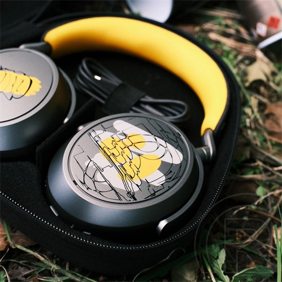 Sennheiser Momentum 4 Wireless 80. jubileumi kiadás vezeték nélküli fejhallgató (Bluetooth, adaptív ANC, grafit/sárga)