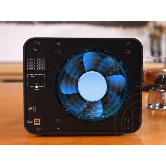 TerraMaster D8 Hybrid (4xHDD + 4xM.2 SSD)